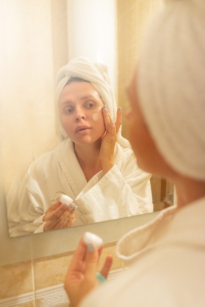 Jaké kroky zařadit do své večerní skin care rutiny?